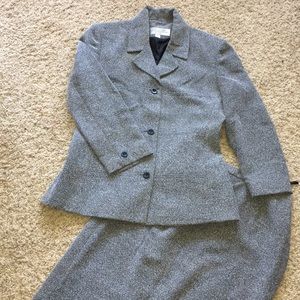 Gray lady suit sz 10 Larry Levine
